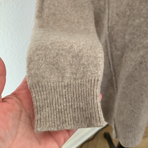 Premise Cashmere sweater size XS flares out at the bottom - Picture 3 of 6